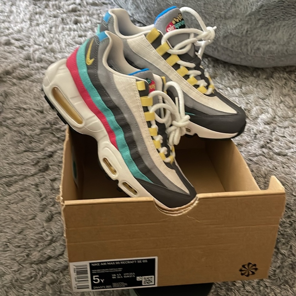 Brand New- Size 5 Nike Air Max redraft se GS $100